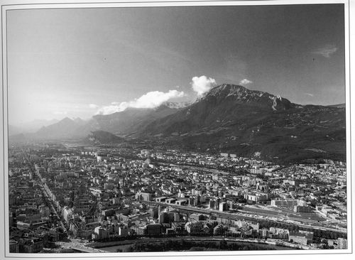 C'était quand même beaucoup mieux maintenant. Vue depuis la Bastille sur Grenoble, Seyssinet, Seyssins, Première image en 1913 et ci dessus récemment.
